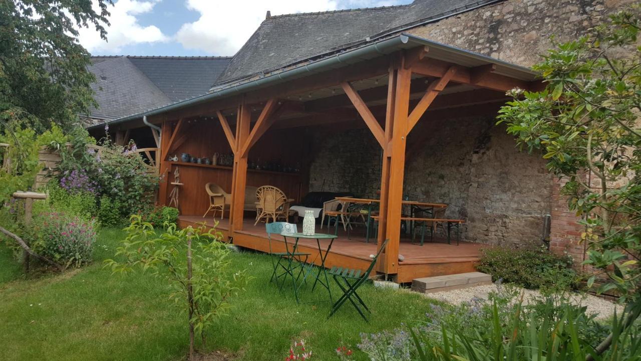 Les Hirondelles Hotel Sainte-Suzanne  Екстериор снимка