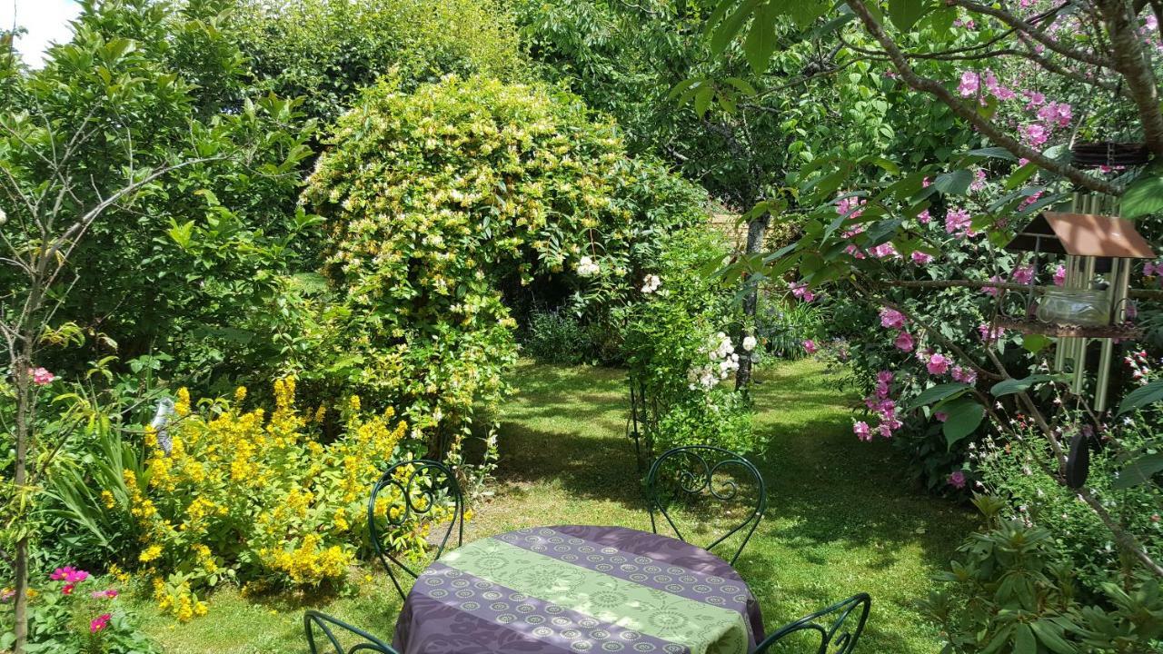 Les Hirondelles Hotel Sainte-Suzanne  Екстериор снимка